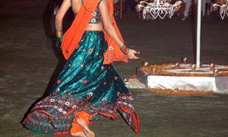 Backless cholis