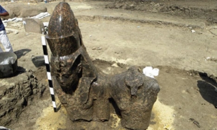 Amenhotep III statue
